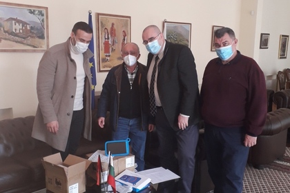 Ambasadori Raytchevski dhuroi tableta për shkollën e së dielës “Hristo Botev” në Tiranë